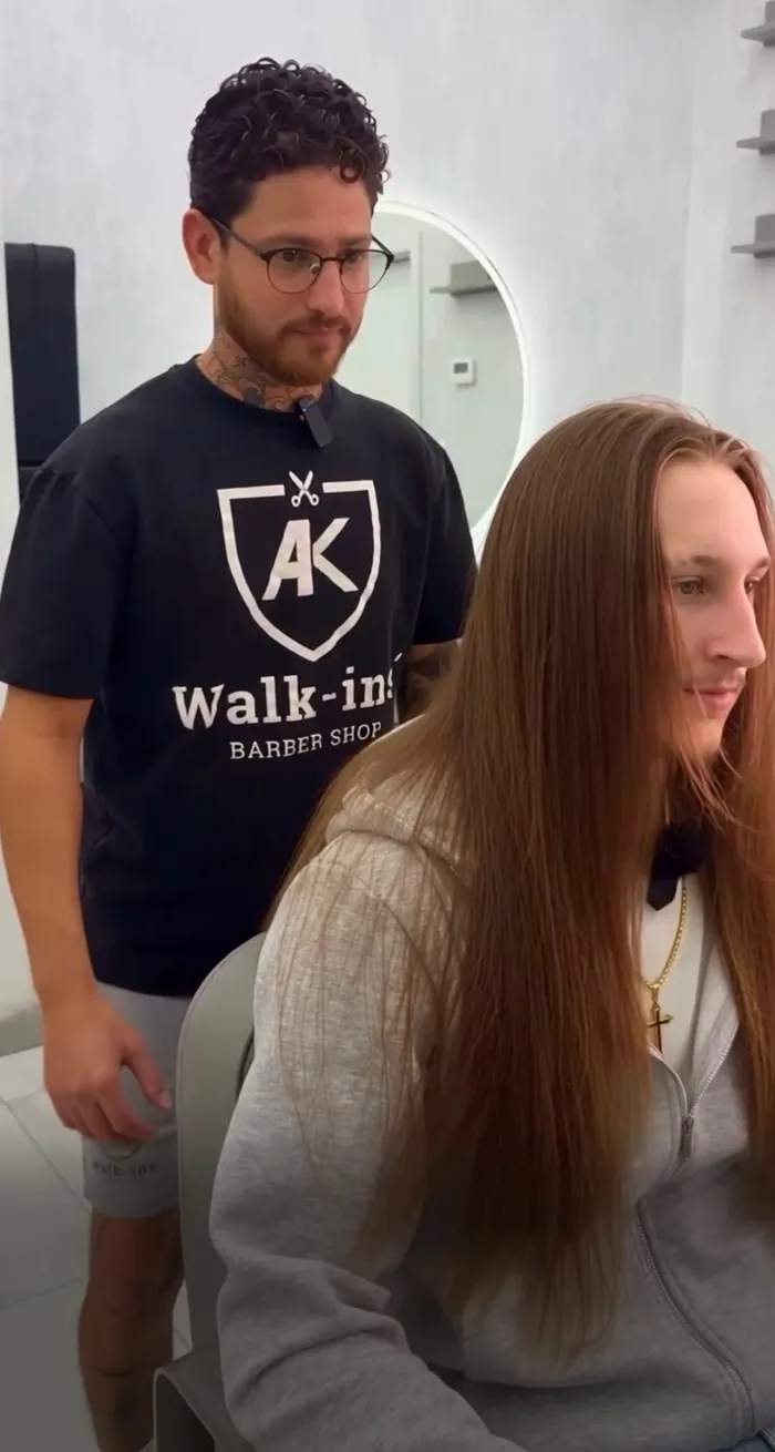 AK Barbers — zákazník odchází s vlasy po pás
